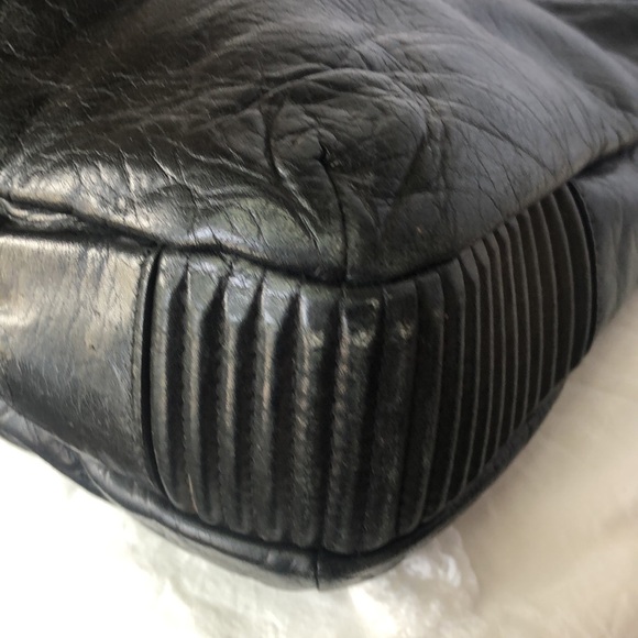 PERLINA vintage black leather shoulder bag. 3 way zipper openings. Holds 5 cards - Picture 8 of 14